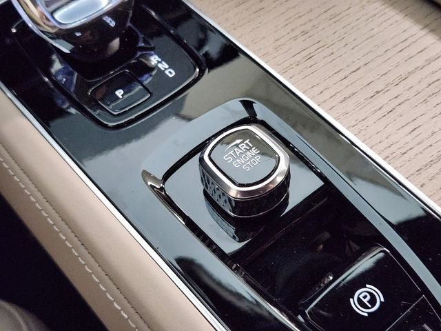 New 2025 Volvo XC90 T8 Core image 21