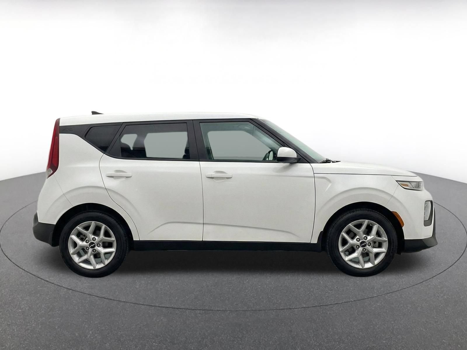 Used 2025 Kia Soul LX w/ LX Technology Package FWD image 10