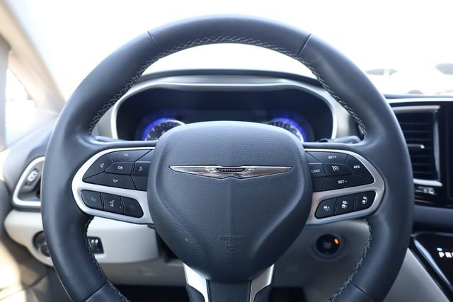 Used 2023 Chrysler Pacifica Touring-L image 17