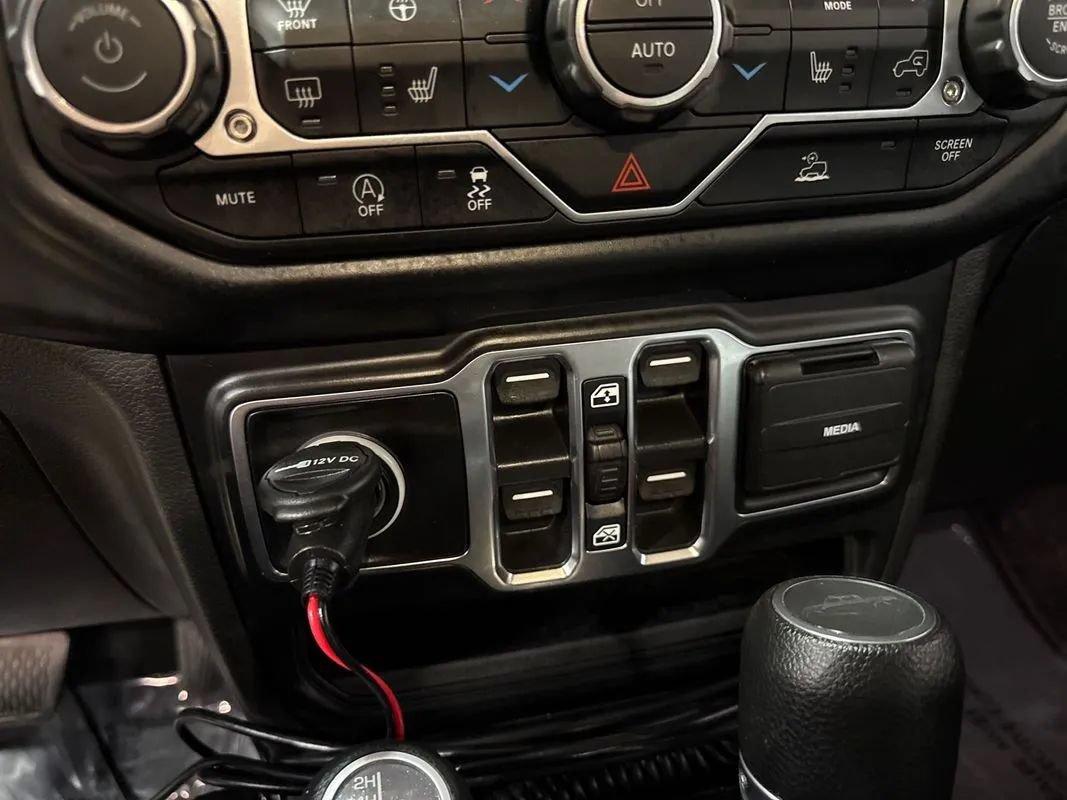 Used 2023 Jeep Gladiator Overland w/ Cold Weather Group AWD/4WD image 88