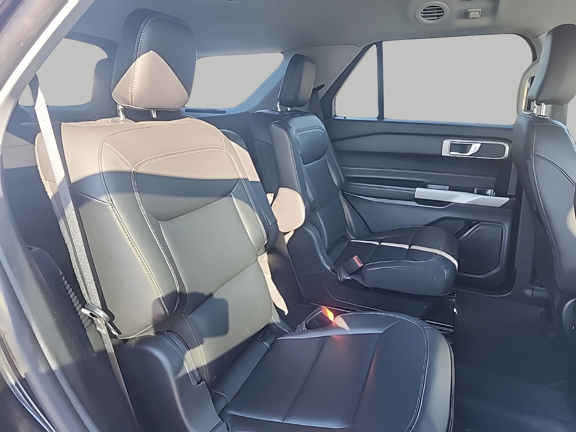 Certified 2023 Ford Explorer XLT w/ Equipment Group 202A AWD/4WD image 7