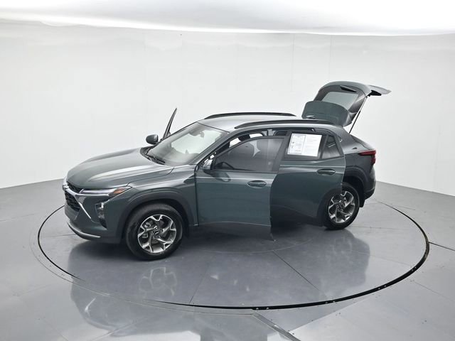 Used 2025 Chevrolet Trax LT w/ Driver Confidence Package FWD image 46