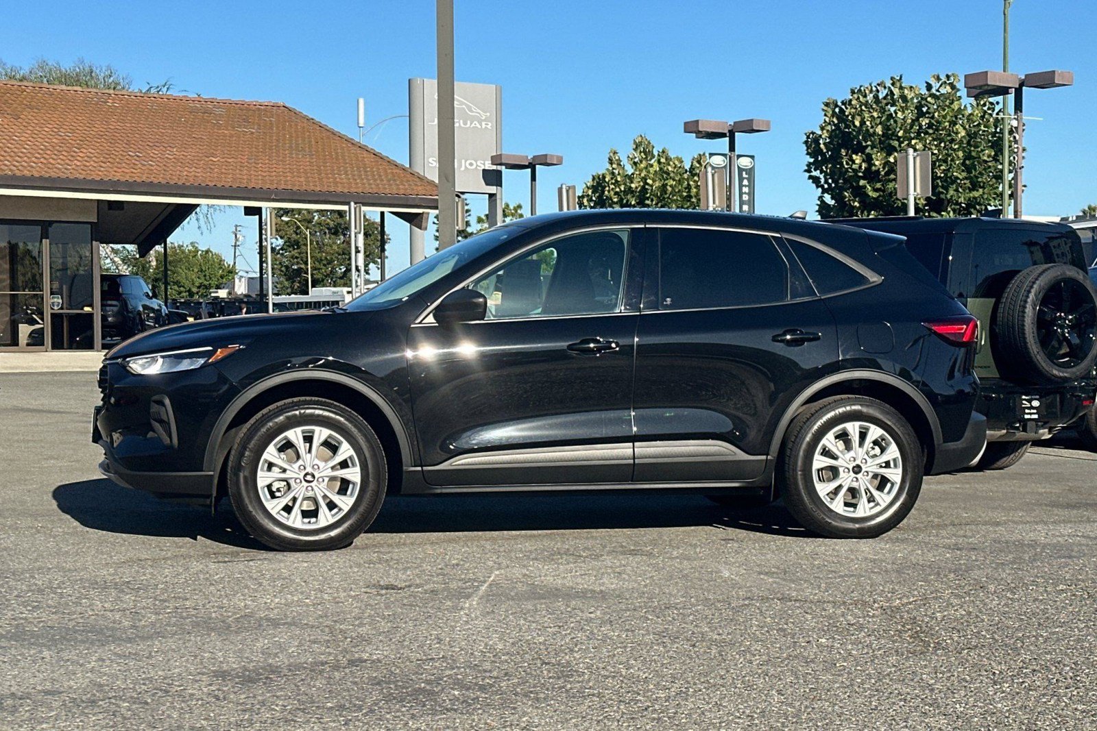 Used 2025 Ford Escape Active w/ Active Premium Tech Pack AWD/4WD image 2