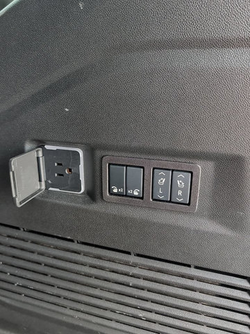 Used 2025 GMC Yukon Denali Ultimate AWD/4WD image 16