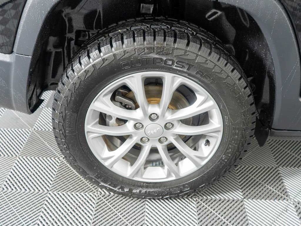 Used 2019 Jeep Cherokee Latitude w/ Popular Appearance Group image 28