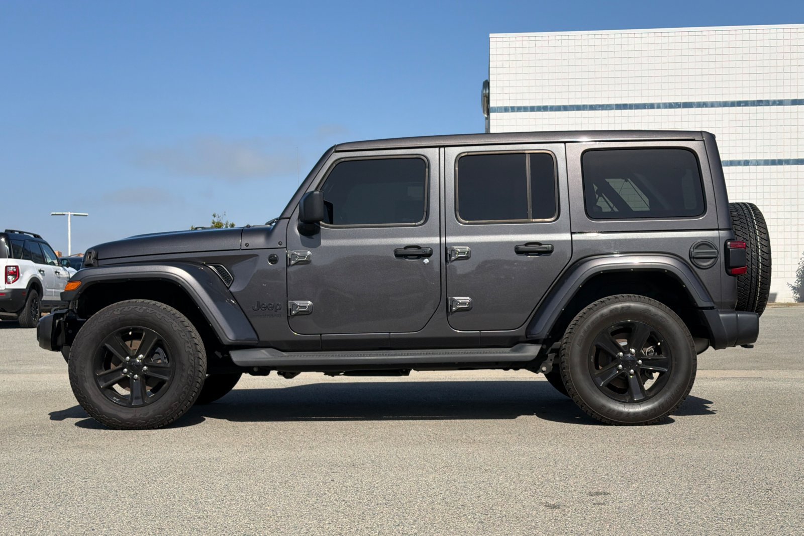 Used 2021 Jeep Wrangler Unlimited Sahara AWD/4WD image 7