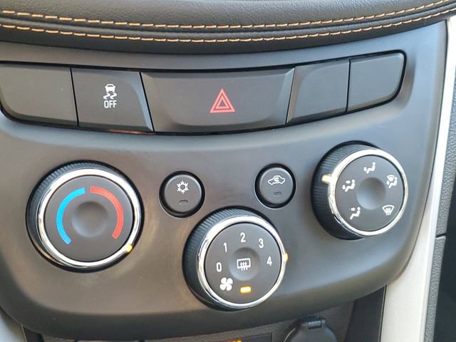 Used 2022 Chevrolet Trax LT w/ LT Convenience Package image 14