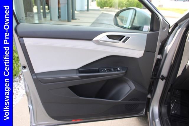 Used 2025 Volkswagen Taos SE w/ Panoramic Sunroof Package FWD image 17