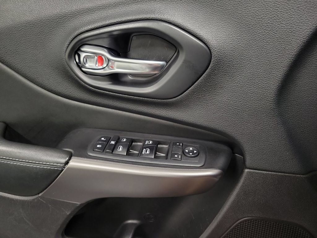 Used 2020 Jeep Cherokee Latitude Plus w/ Cold Weather Group FWD image 28