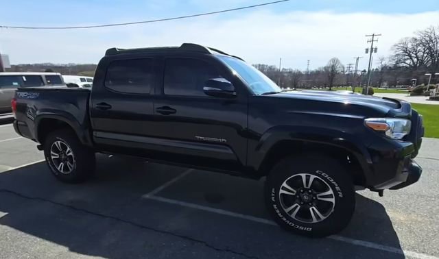 Used 2016 Toyota Tacoma TRD Sport image 3