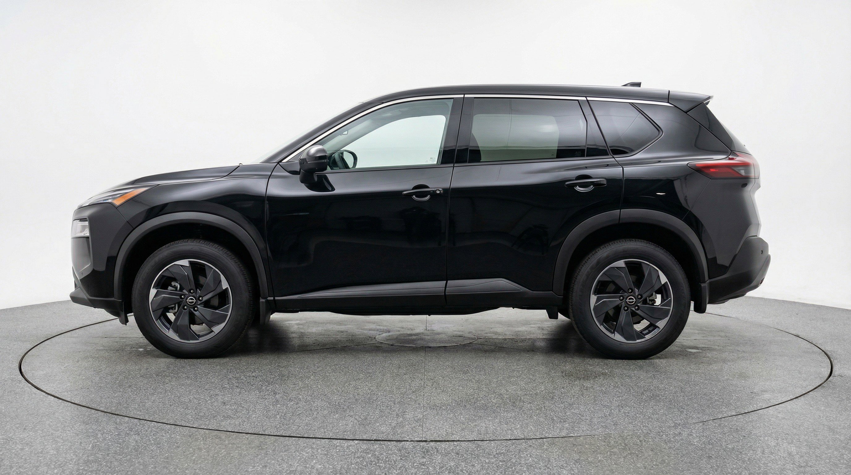 Used 2025 Nissan Rogue SV image 5