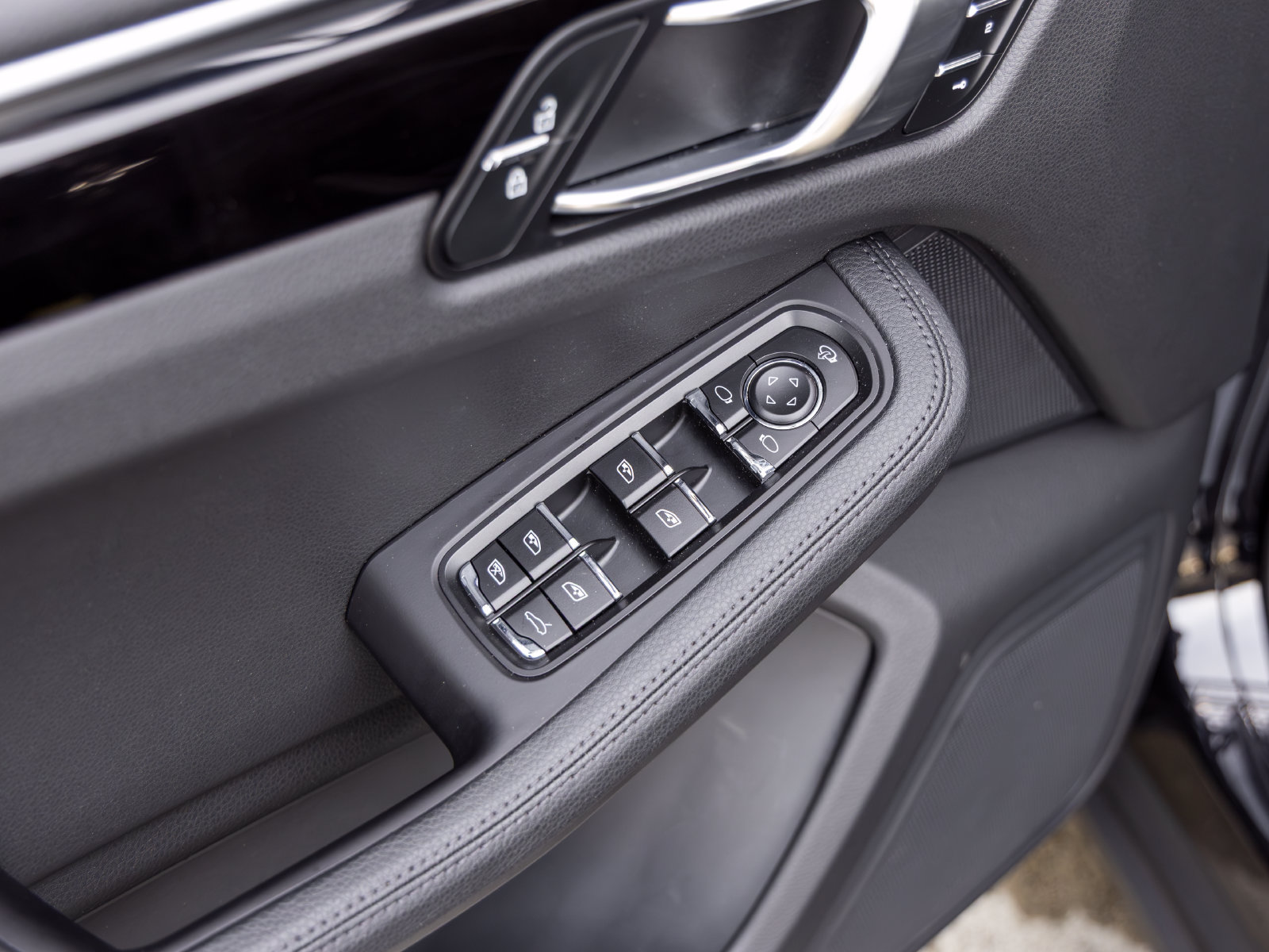 Certified 2023 Porsche Macan AWD/4WD image 26