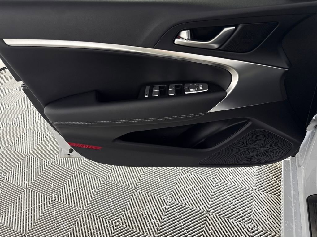 Used 2025 Genesis G70 2.5T image 12