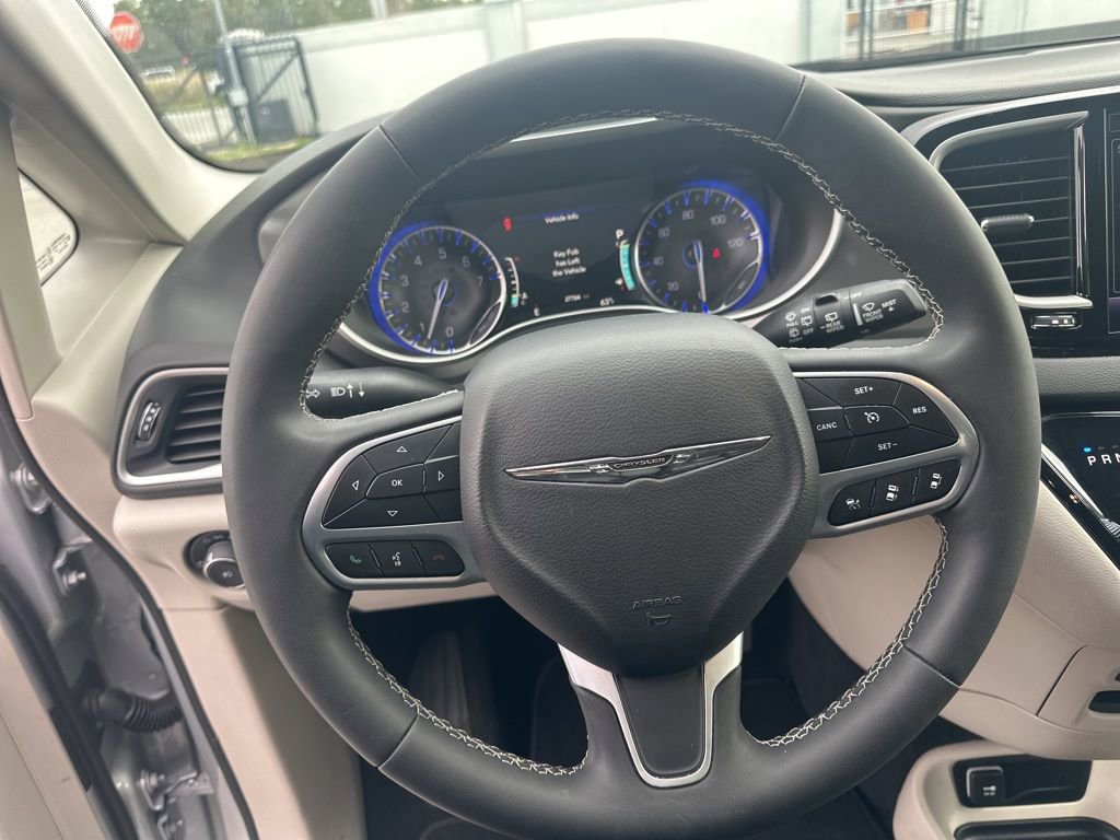 Used 2024 Chrysler Pacifica Touring-L image 23