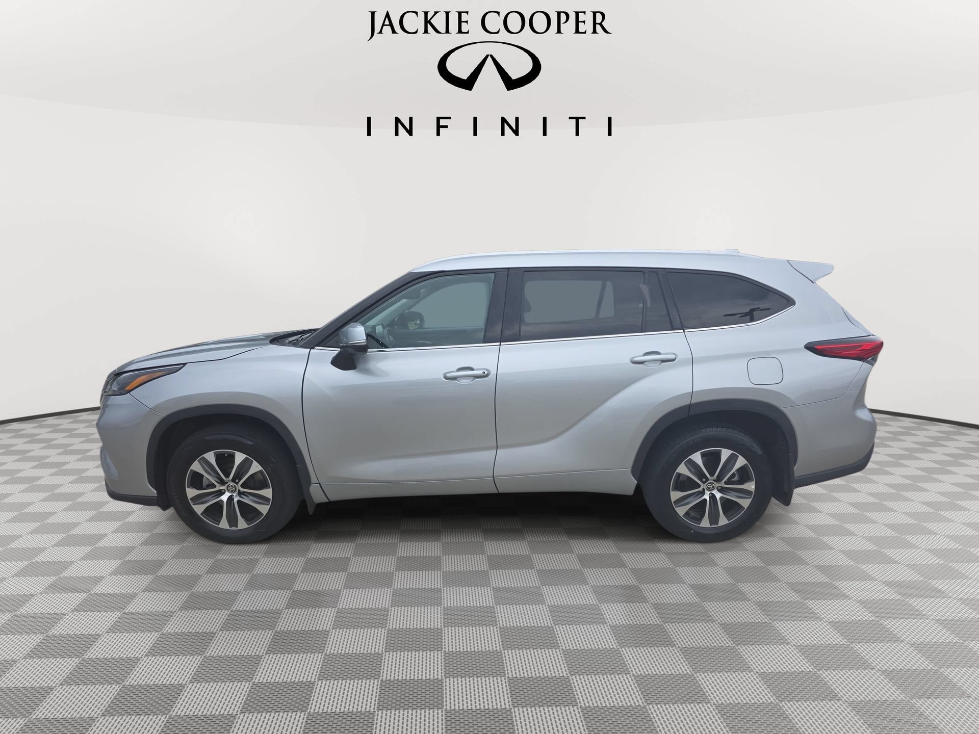 Used 2022 Toyota Highlander XLE AWD/4WD image 8