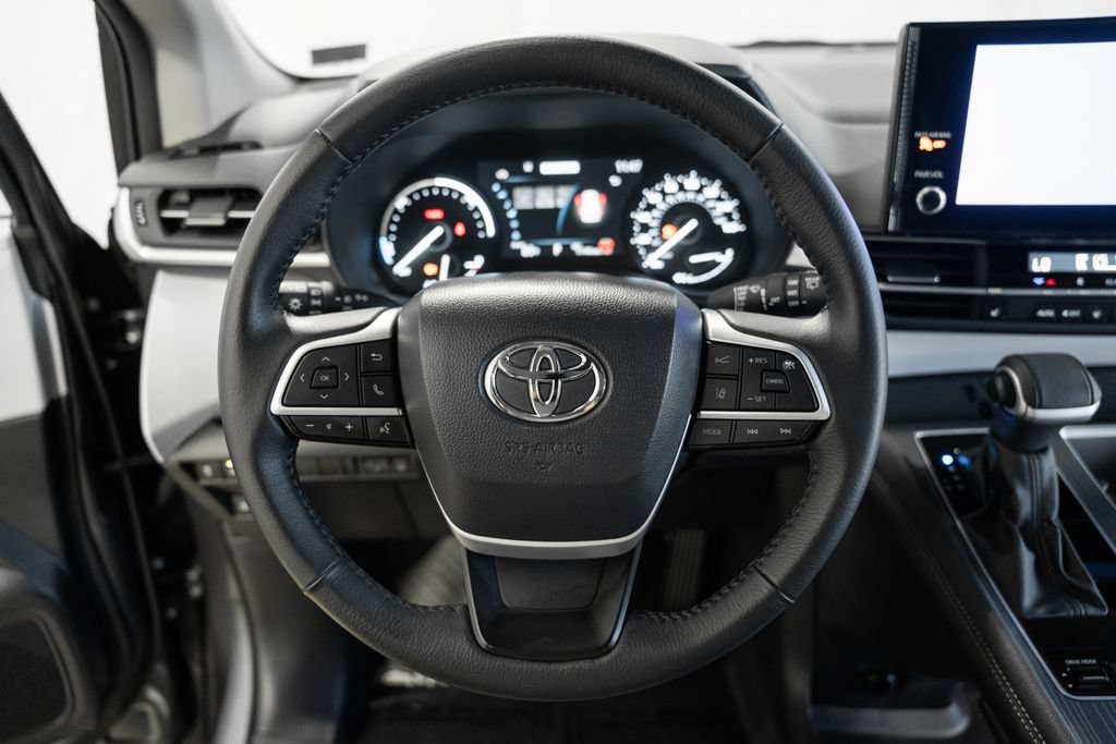 Used 2025 Toyota Sienna XLE FWD image 32
