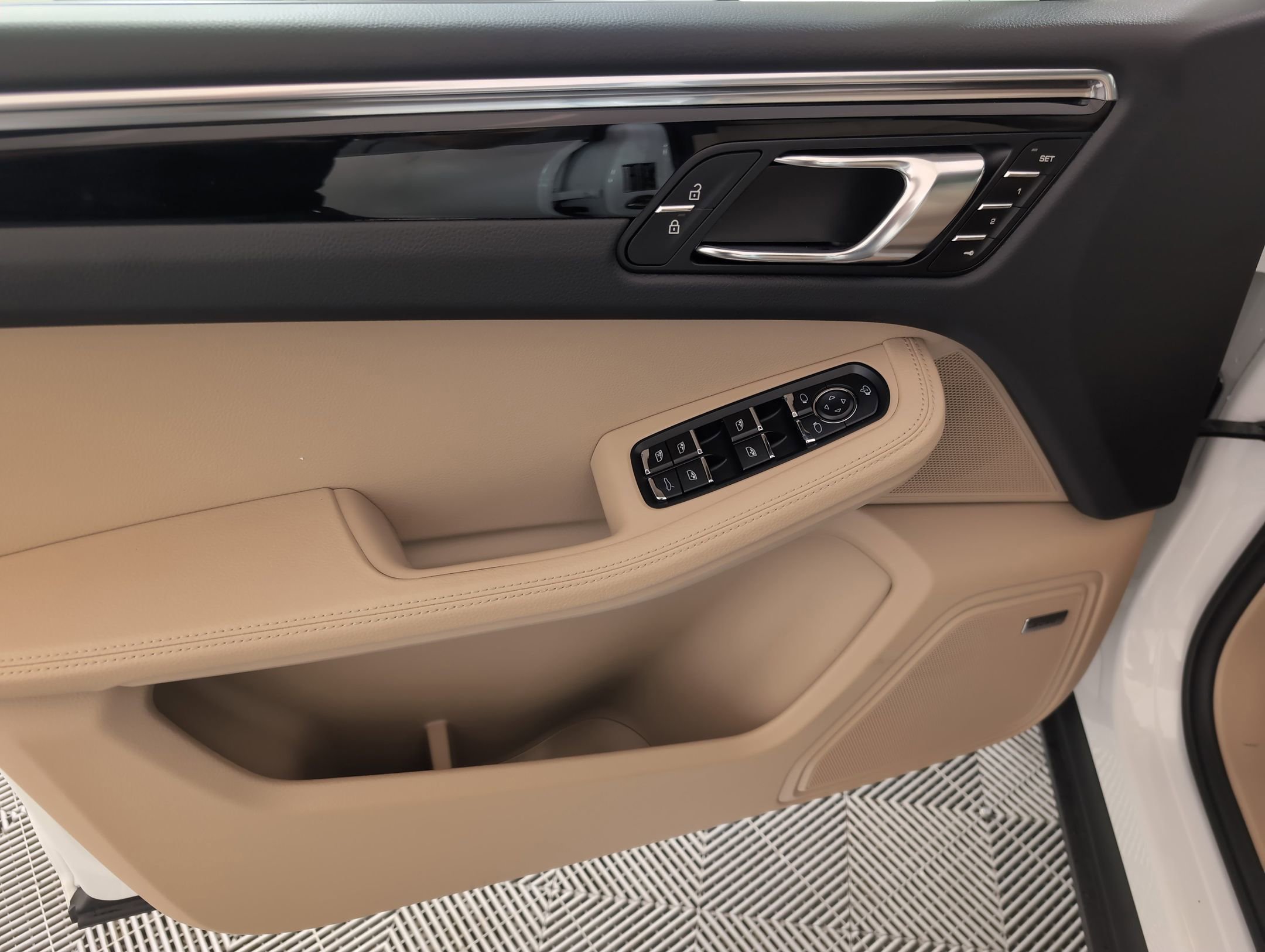 Used 2025 Porsche Macan AWD/4WD image 16