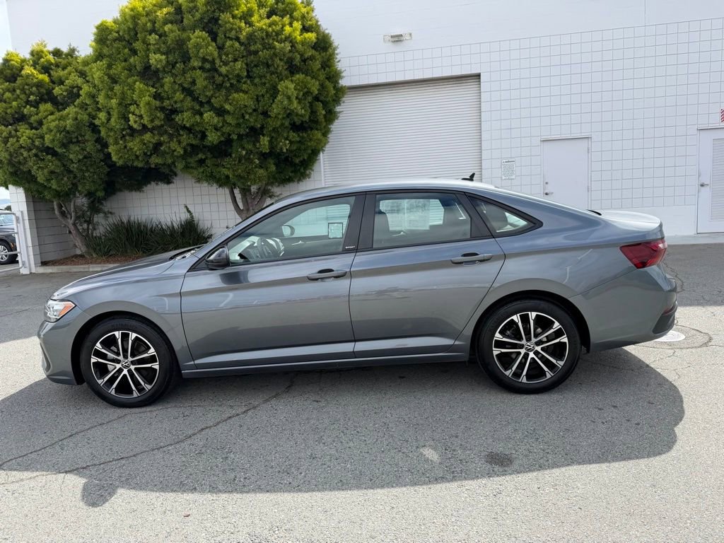 Used 2024 Volkswagen Jetta Sport image 3