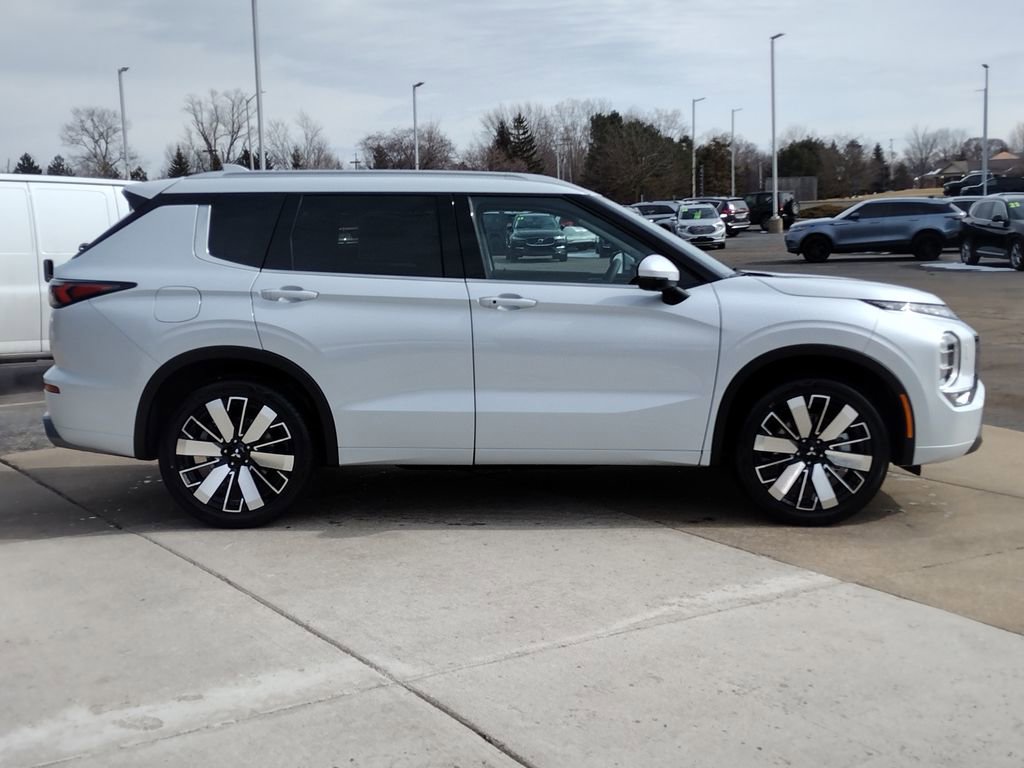 New 2026 Mitsubishi Outlander SEL image 4