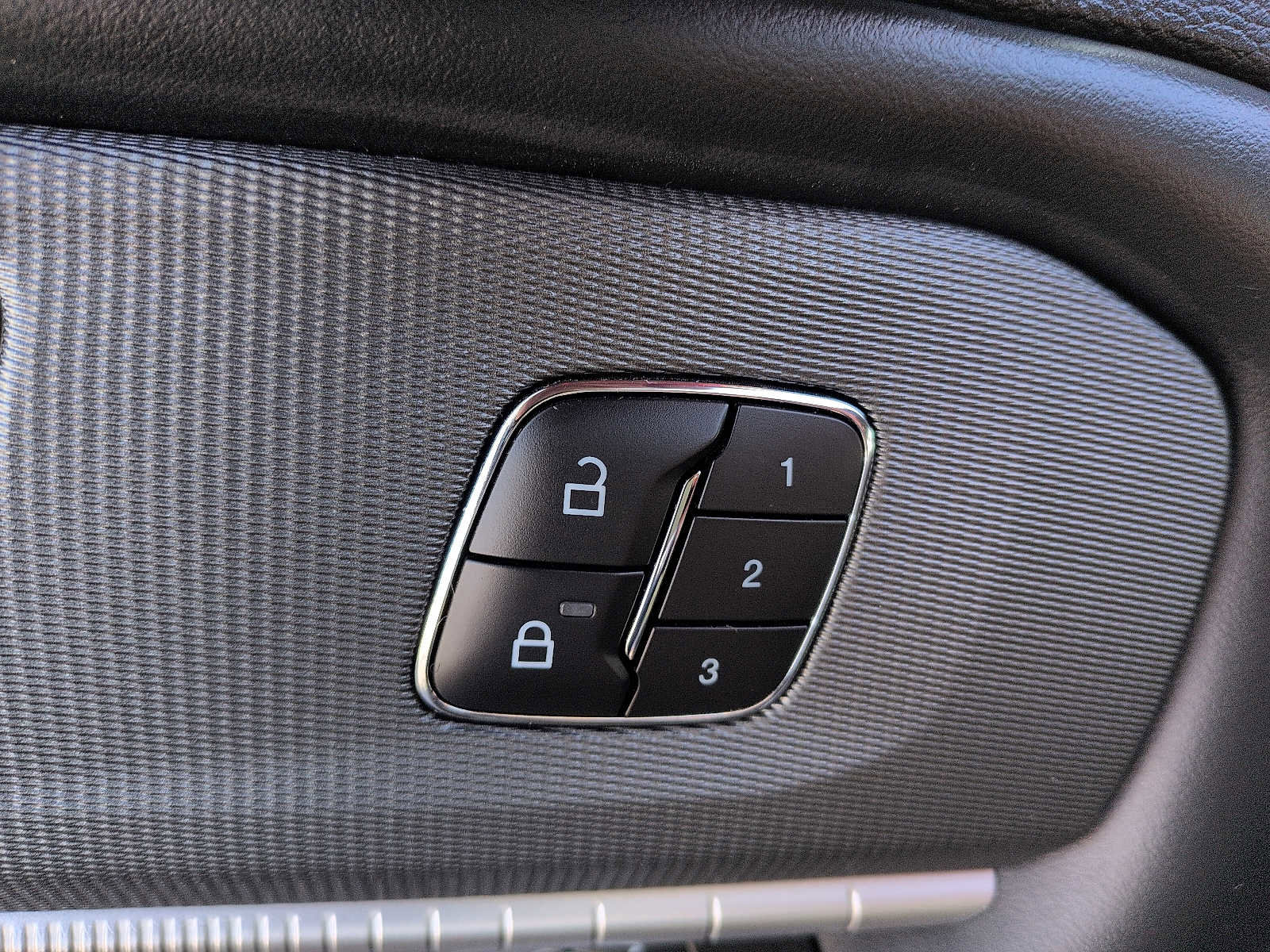 Used 2025 Ford Explorer ST image 14