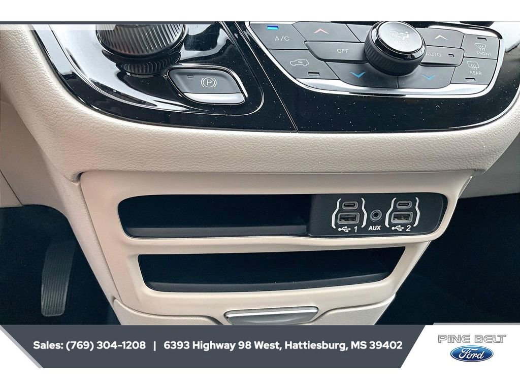 Used 2023 Chrysler Pacifica Touring-L image 24