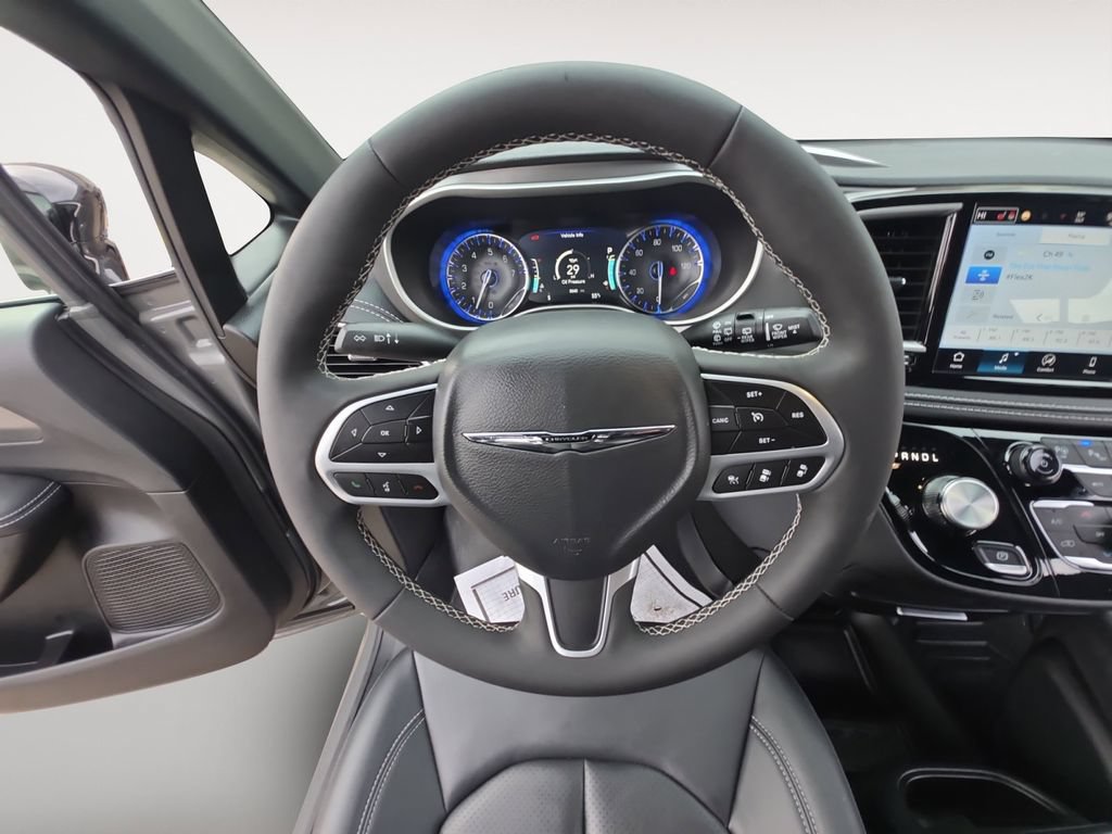 Used 2025 Chrysler Pacifica Select AWD/4WD image 11