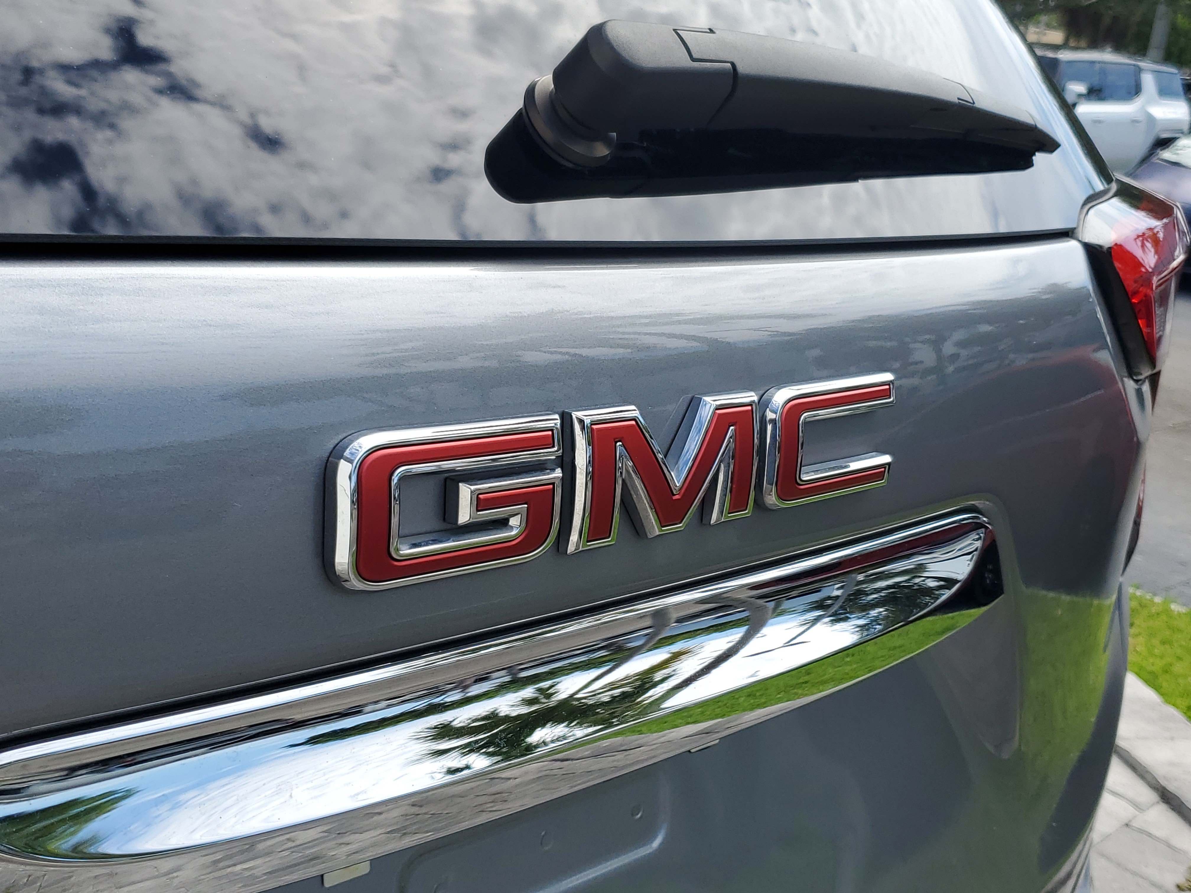 Used 2024 GMC Terrain SLE w/ Driver Convenience Package FWD image 10