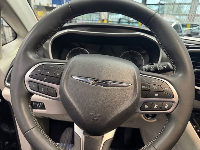 Used 2024 Chrysler Pacifica Touring-L image 19