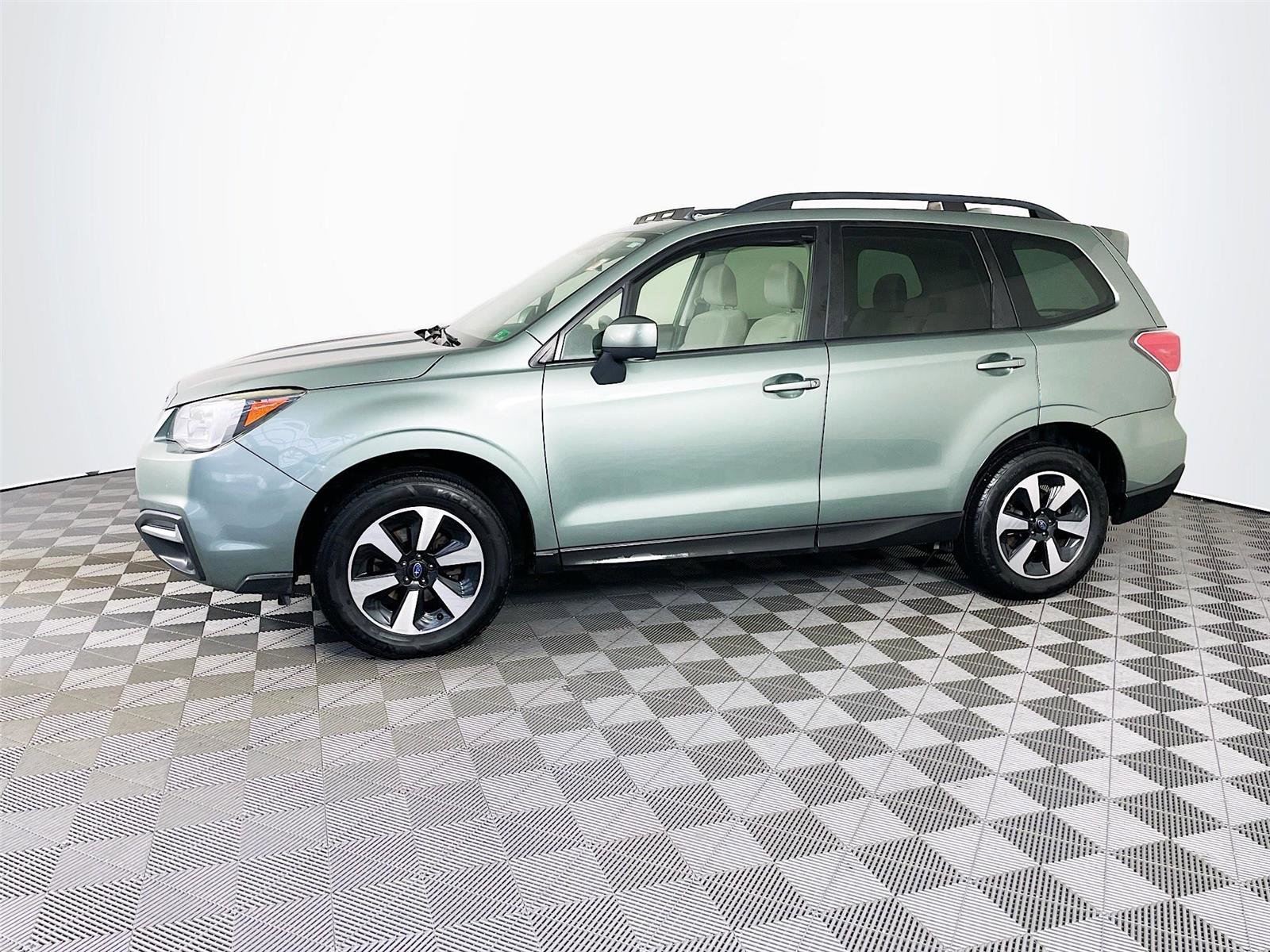 Used 2017 Subaru Forester 2.5i Premium w/ All-Weather Package image 4