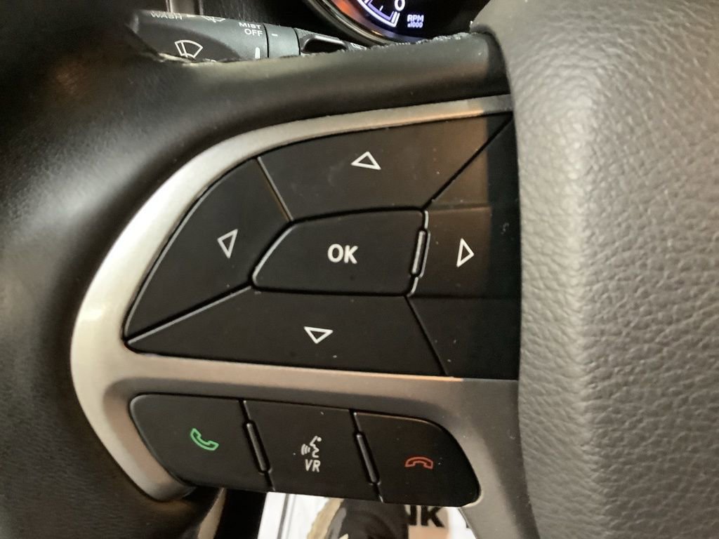 Certified 2022 Jeep Grand Cherokee Laredo E w/ Security & Convenience Group image 32