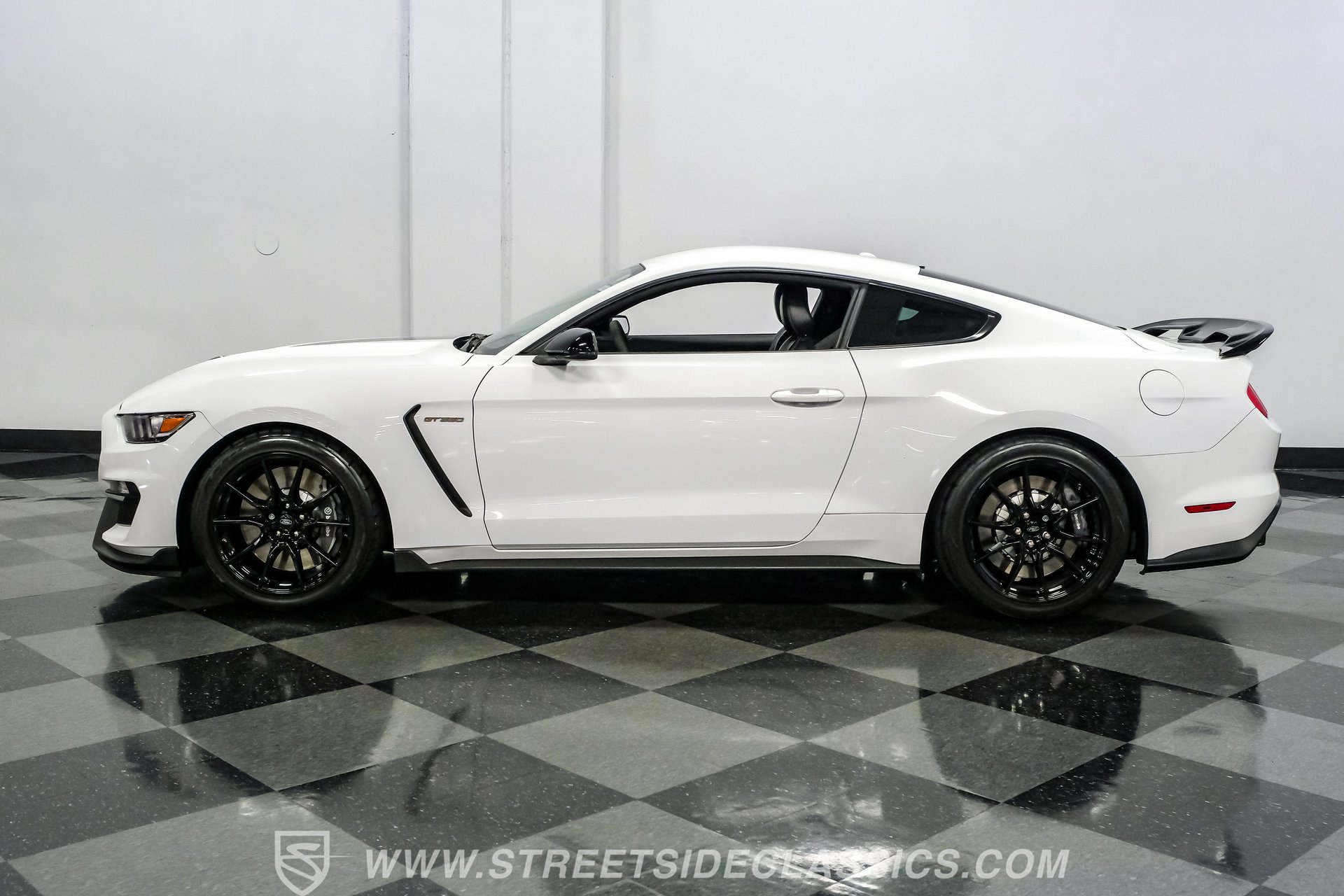 Used 2019 Ford Mustang Shelby GT350 w/ Technology Package RWD image 2