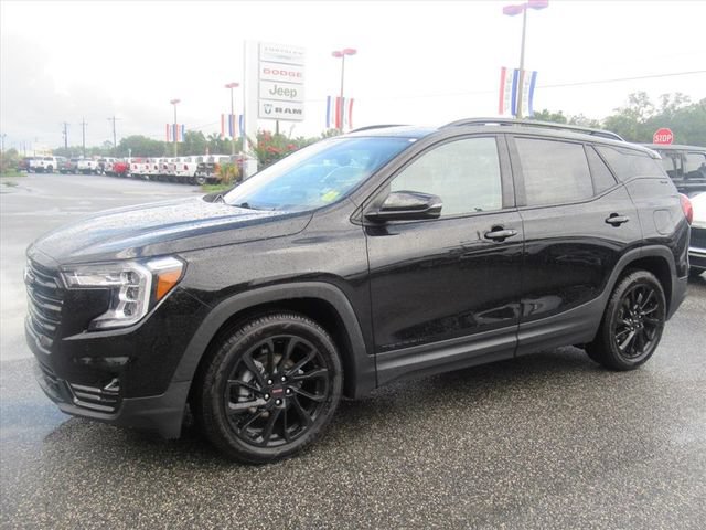 Used 2023 GMC Terrain SLT w/ Tech Package FWD image 4