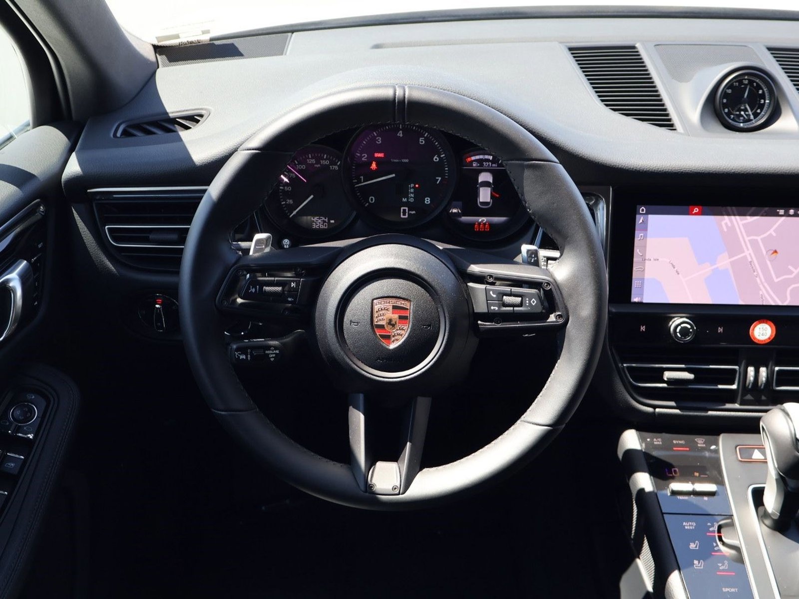 Certified 2025 Porsche Macan image 15