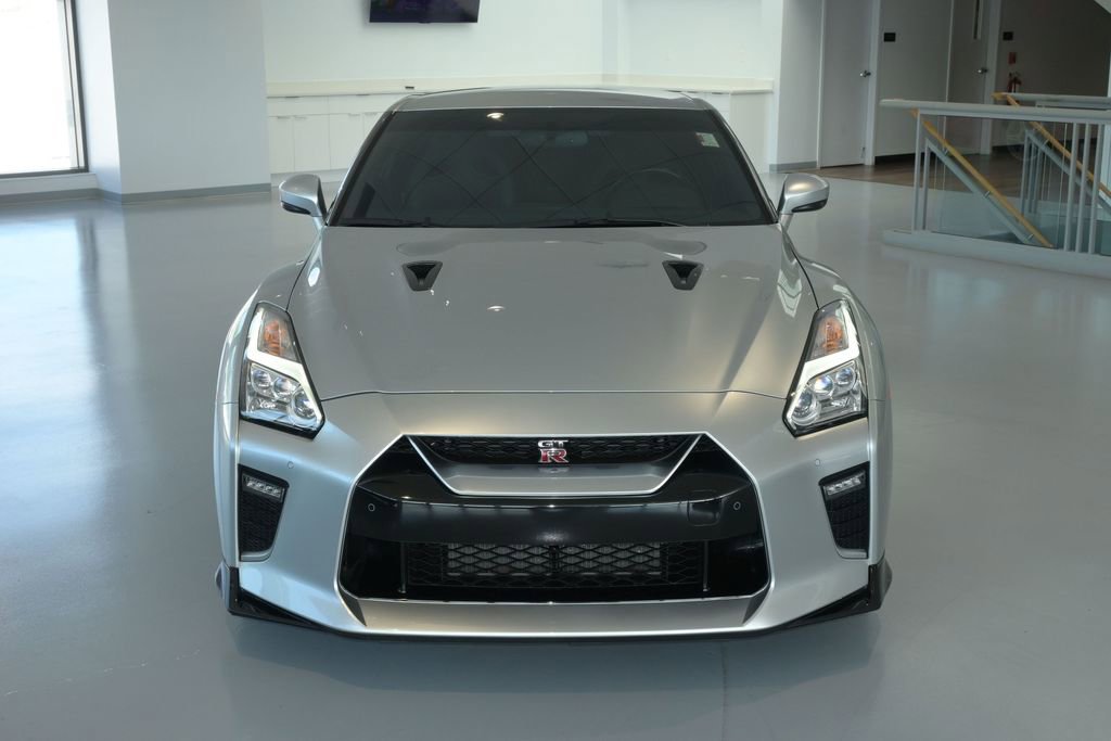 Used 2023 Nissan GT-R Premium w/ Floor Mat Package AWD/4WD image 2