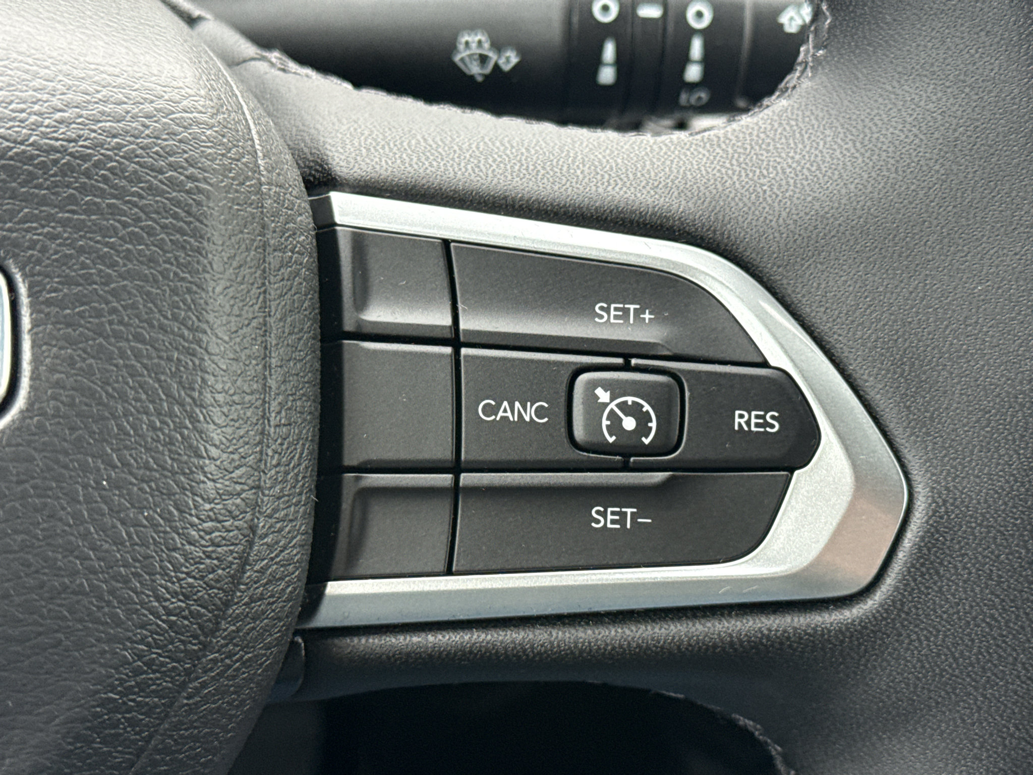 Used 2024 Jeep Compass Latitude w/ Convenience Group AWD/4WD image 17