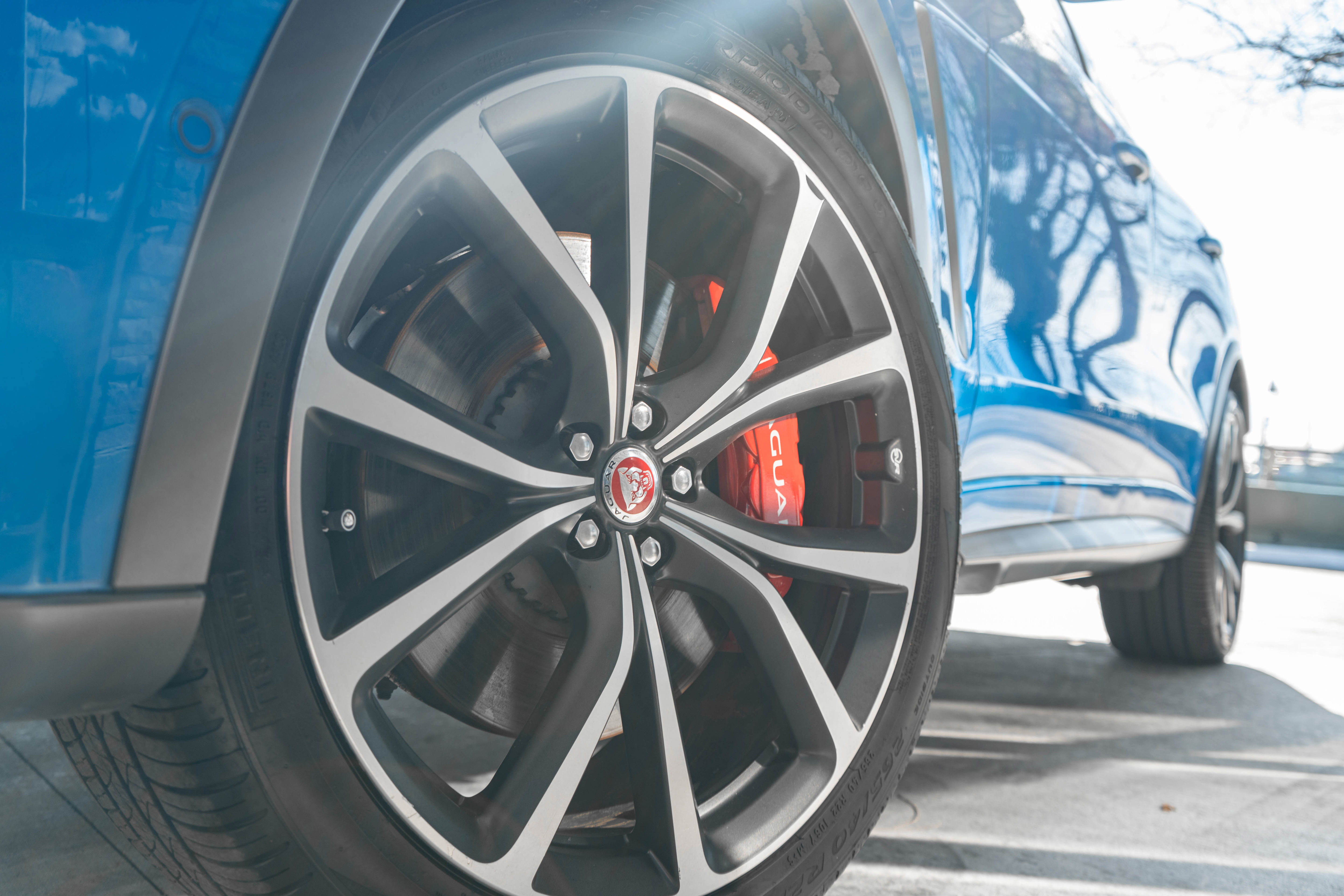 Used 2020 Jaguar F-PACE SVR image 4