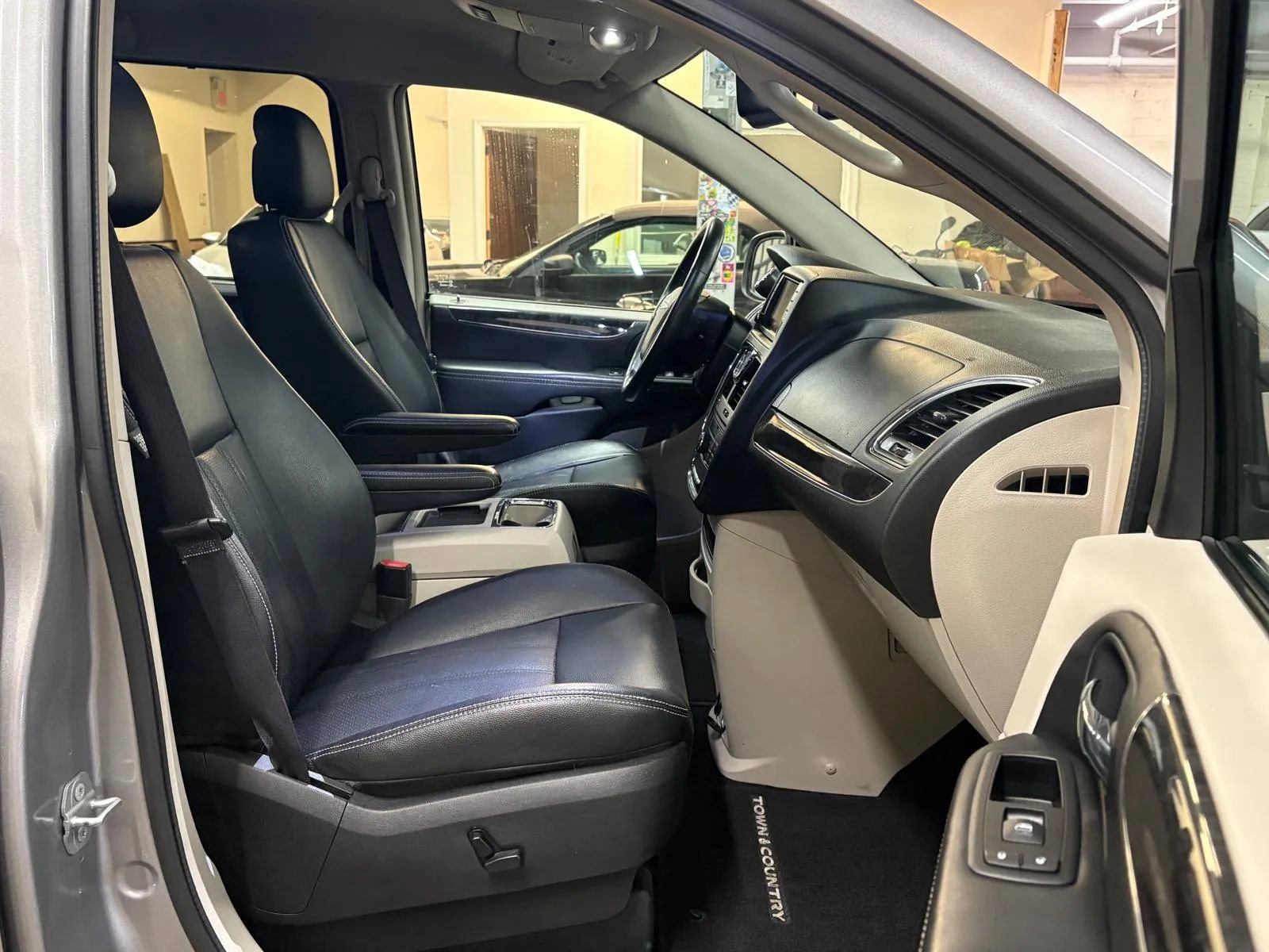 Used 2015 Chrysler Town & Country Touring-L w/ Driver Convenience Group image 22