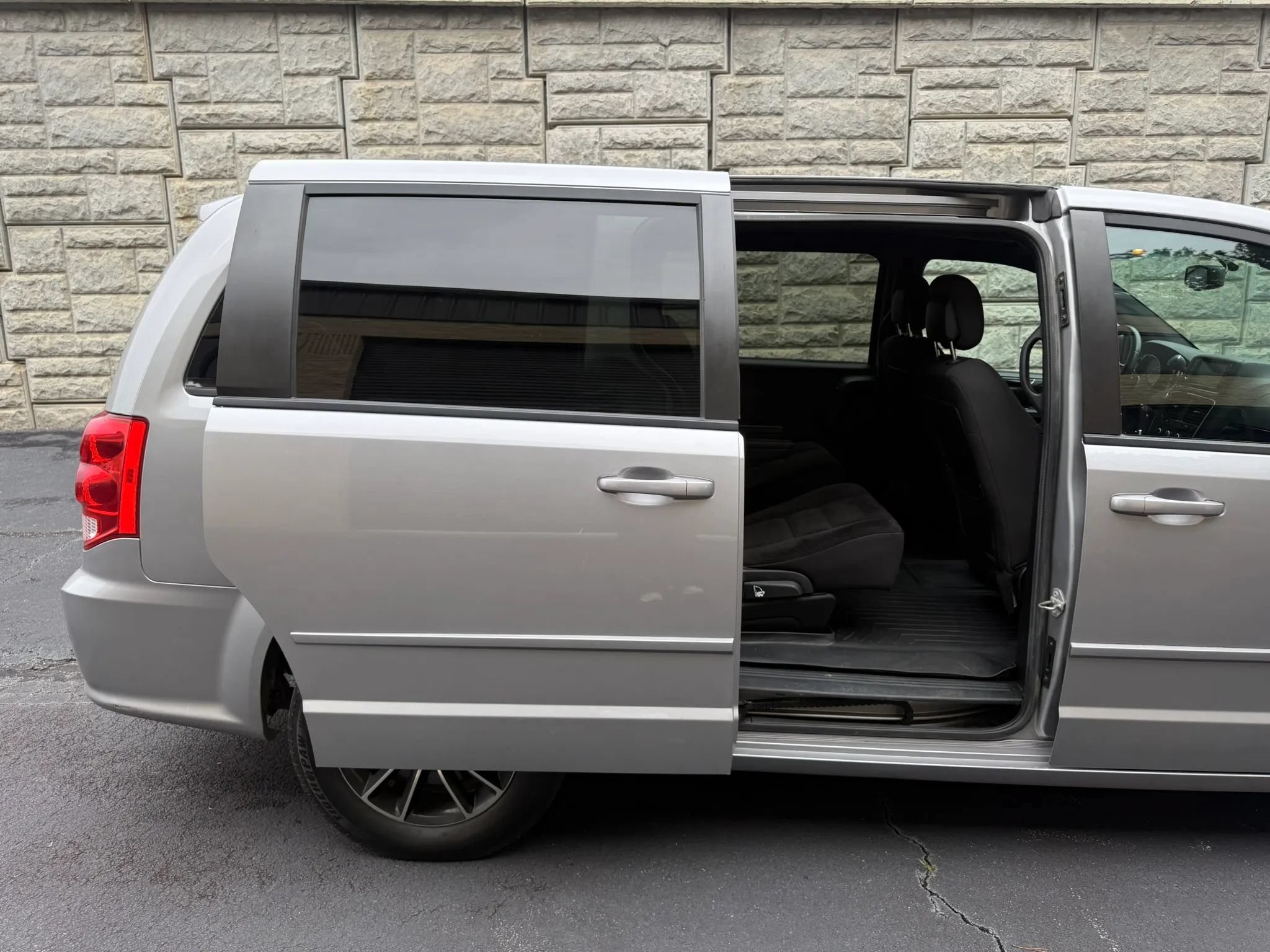 Used 2017 Dodge Grand Caravan SE FWD image 38