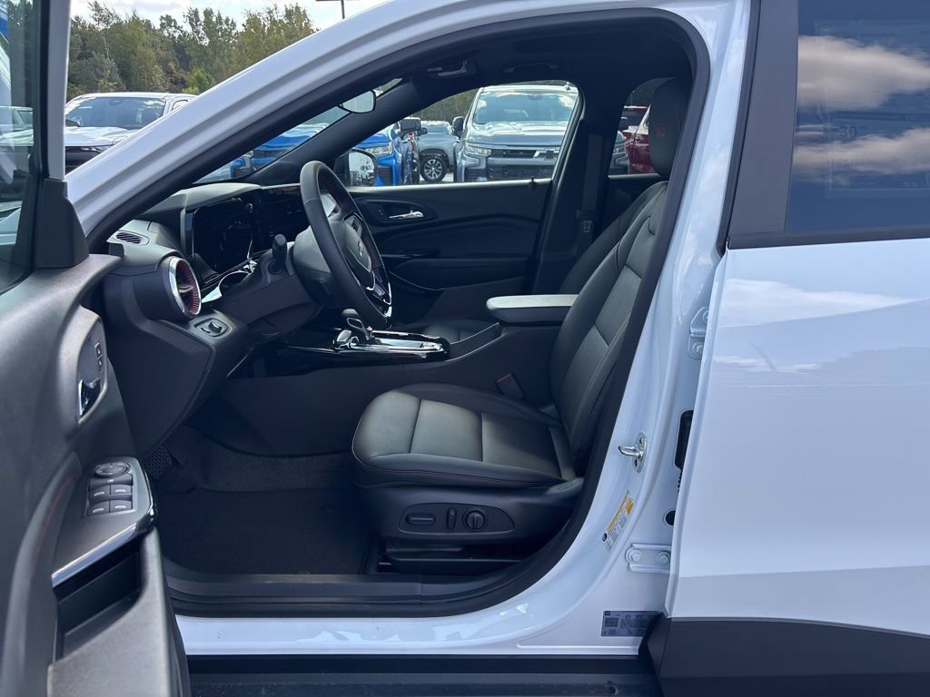 New 2025 Chevrolet Trax RS w/ Sunroof Package image 8