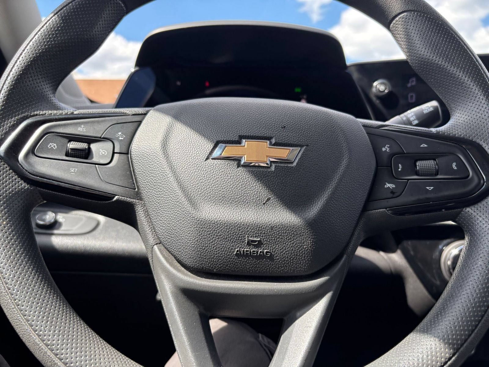 Used 2025 Chevrolet Trax LT FWD image 27