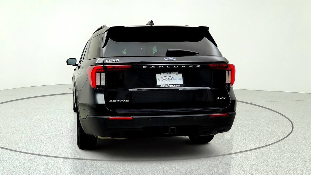 Used 2025 Ford Explorer Active AWD/4WD image 6