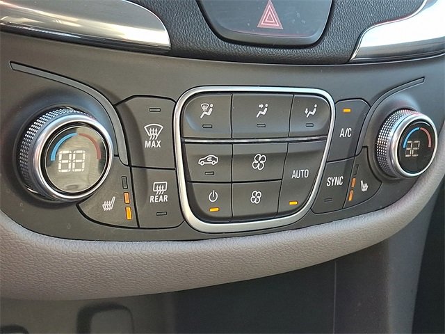 Used 2018 Chevrolet Equinox Premier image 16