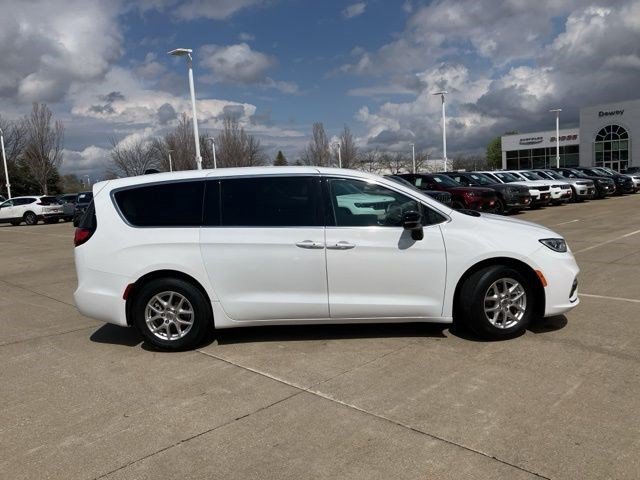Used 2024 Chrysler Pacifica Touring-L FWD image 5