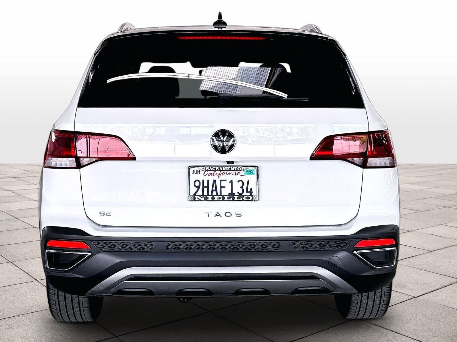 Used 2023 Volkswagen Taos SE w/ Panoramic Sunroof Package FWD image 8