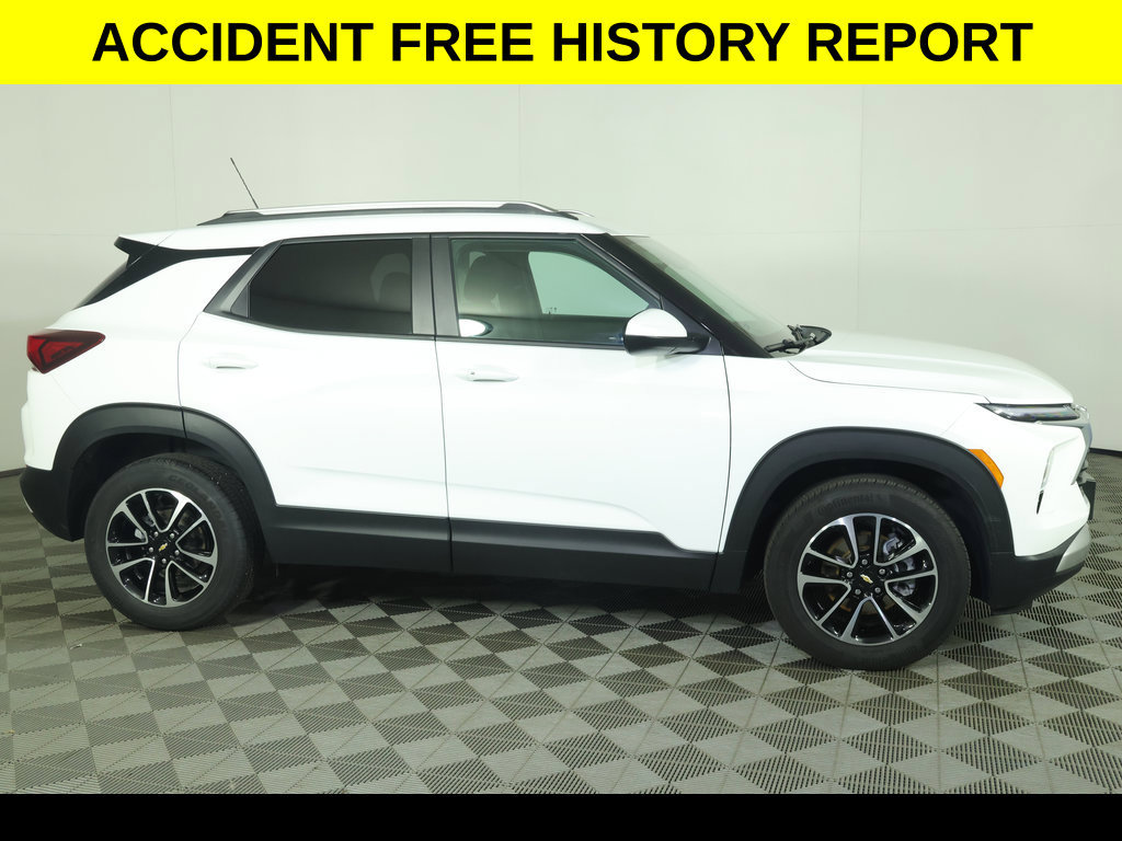 Used 2025 Chevrolet TrailBlazer LT FWD image 2