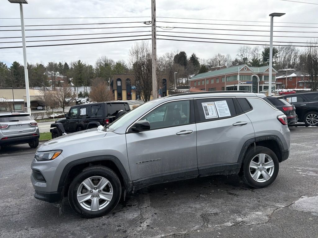 Used 2022 Jeep Compass Latitude image 3