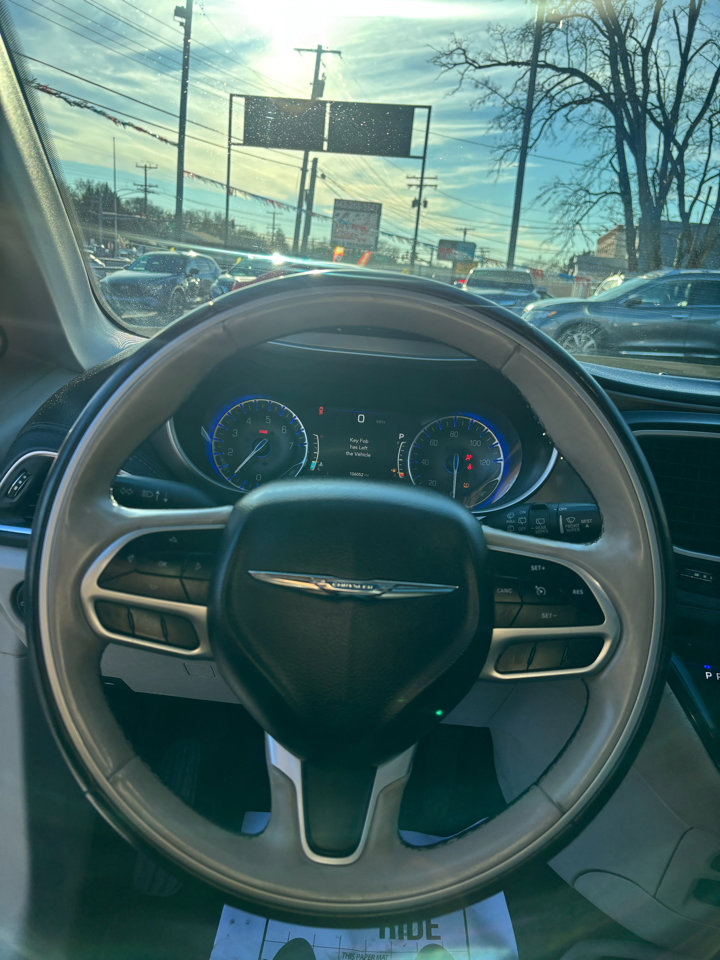 Used 2018 Chrysler Pacifica Limited image 14