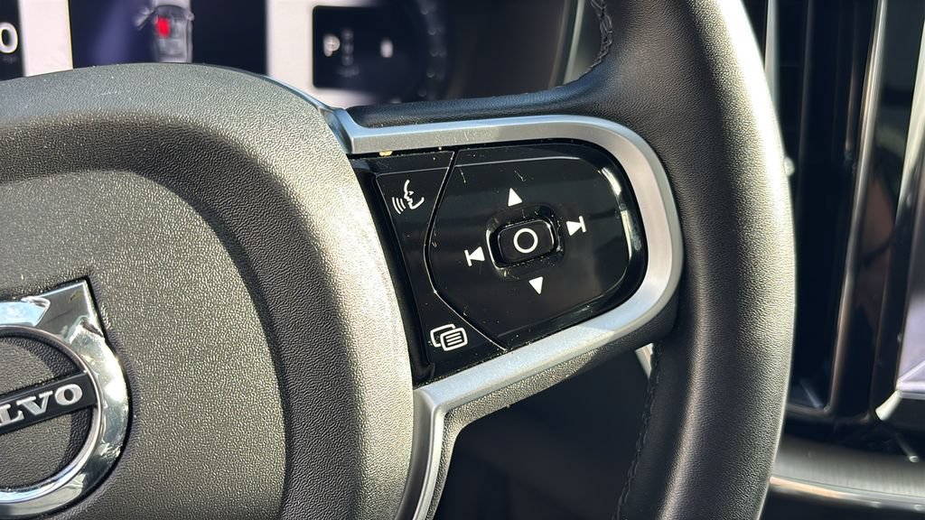 Certified 2025 Volvo XC60 B5 Plus AWD/4WD image 17