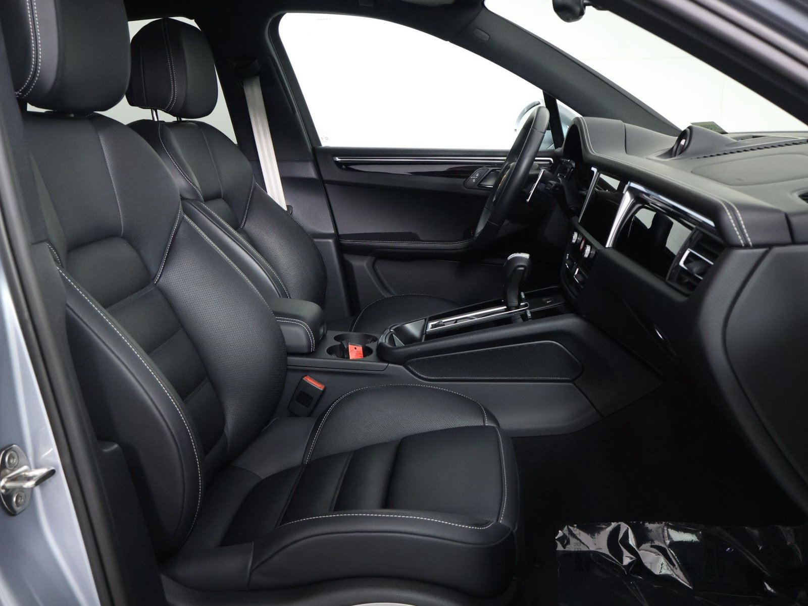 Certified 2026 Porsche Macan AWD/4WD image 31