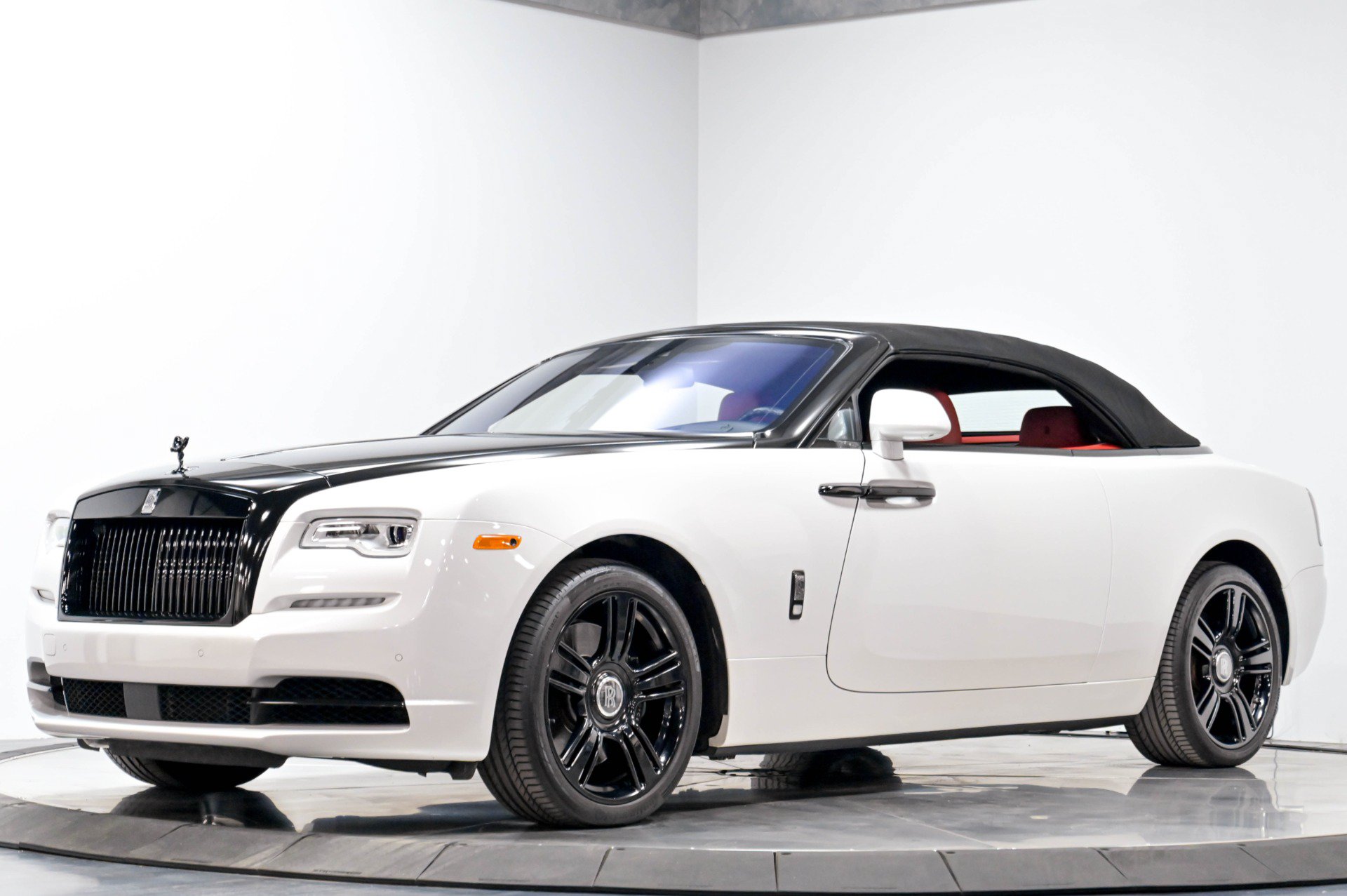 Used 2017 Rolls-Royce Dawn RWD image 4